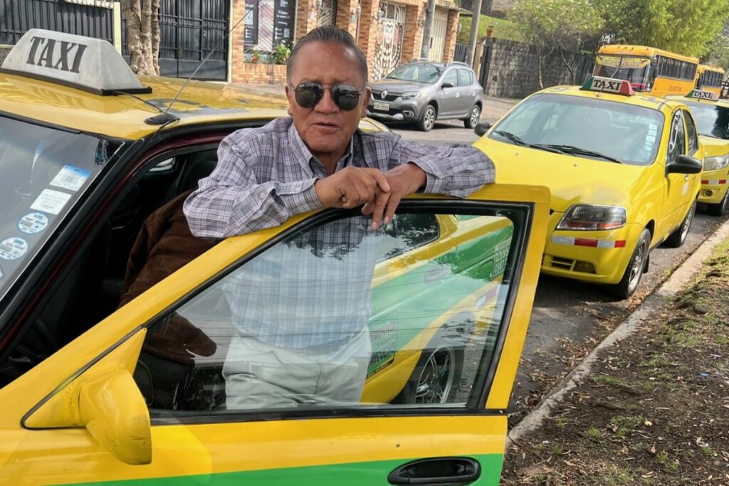 Antonio Cueva conduce un taxi en Quito, desde la década del 90.
