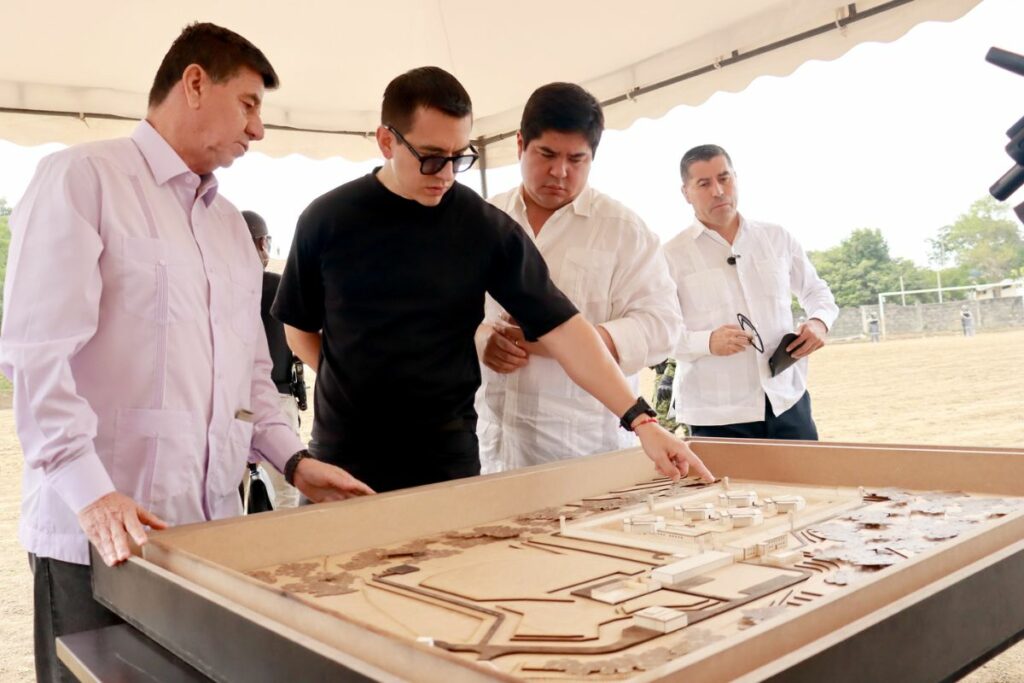 La maqueta de la 'Cárcel del Encuentro' en Santa Elena analizada por el presidente Daniel Noboa.