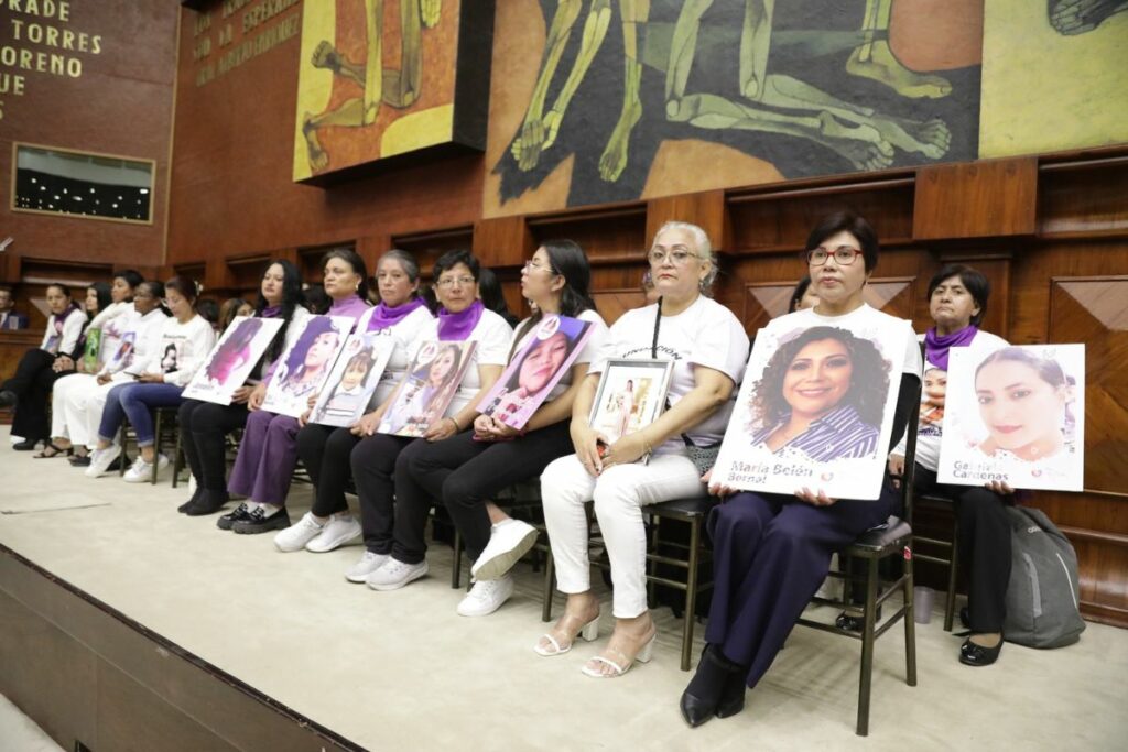 Familiares de víctimas de femicidios cuando acudieron a la Asamblea para el debate de la Ley.