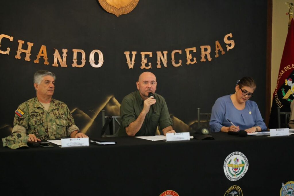 El ministro de Defensa, Gian Carlo Loffredo, dio una rueda de prensa en Manabí.