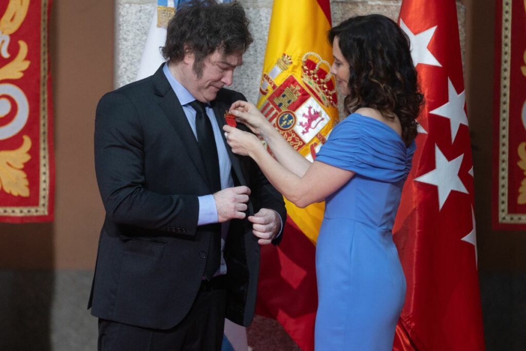 La presidenta de la Comunidad de Madrid, Isabel Díaz Ayuso, condecora al presidente de la República Argentina, Javier Milei, en la Real Casa de Correos.