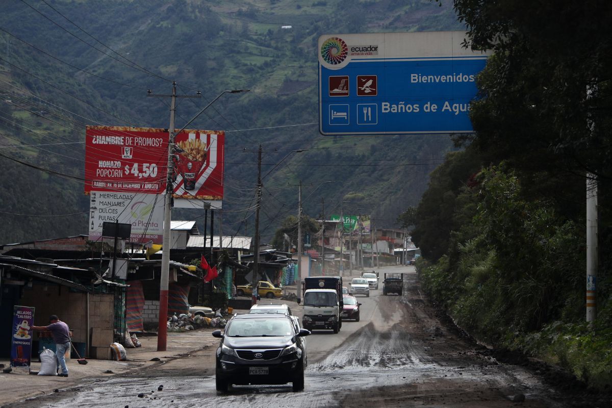 La carretera de Baños resultó afectada por las fuertes lluvias. Foto: Julio Estrella / EL COMERCIO.
