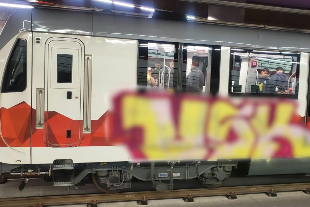 Un tren del Metro de Quito fue vandalizado. Foto: Cortesía.