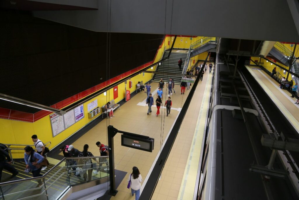 El Metro de Quito opera de lunes a viernes de 05:30 a 23:00.