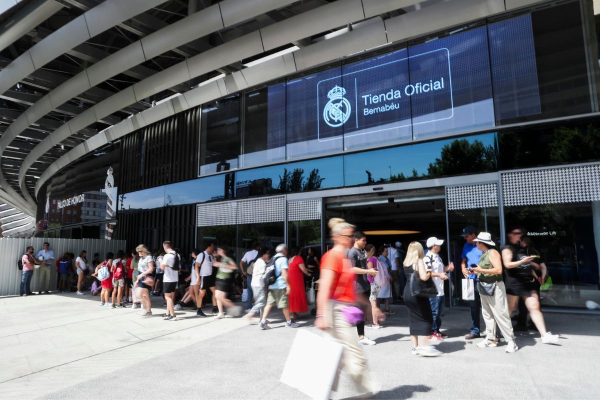 El Real Madrid afirma que su nueva megatienda insignia, de 2 800 metros cuadrados, ofrece "una experiencia de compra única para los aficionados". Agencia EFE