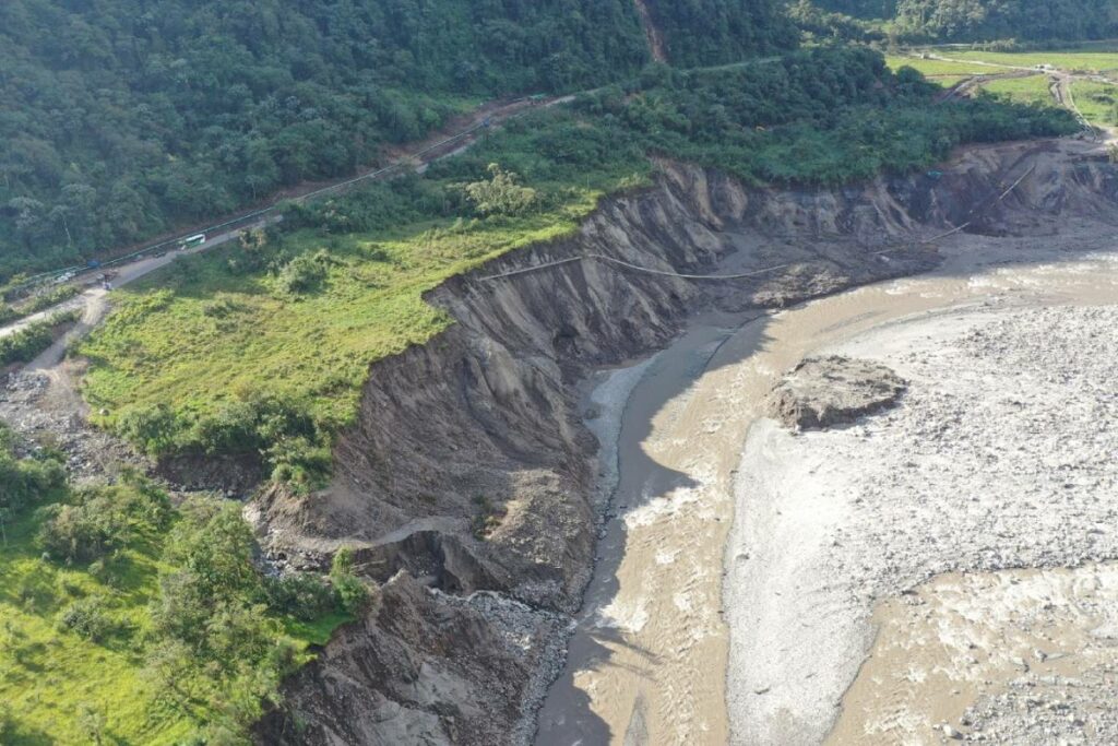 La erosión regresiva del río Coca se aceleró después del 16 de junio del 2024, tras las fuertes lluvias de la zona: Foto: Cortesía Cuerpo de Bomberos de El Chaco