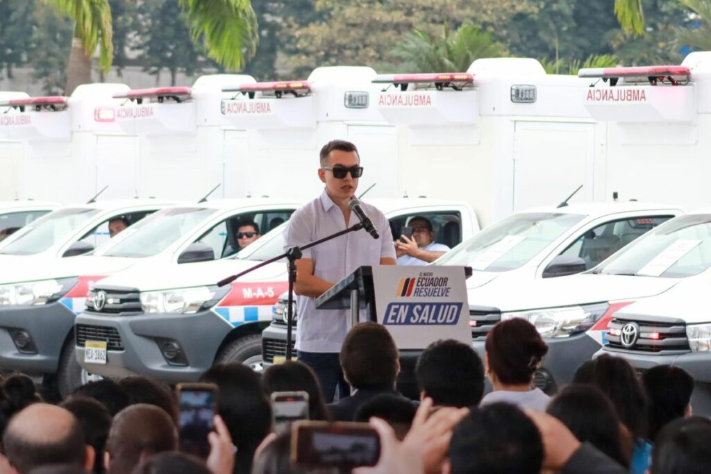 El presidente Daniel Noboa entregó 17 ambulancias en Guayaquil, para las 12 provincias.