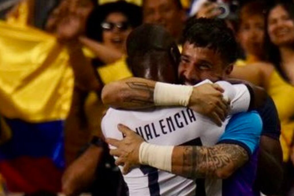 Hernán Galíndez y Énner Valencia se abrazan en la celebración de un gol en el partido amistoso entre la Selección de Ecuador y Bolivia.