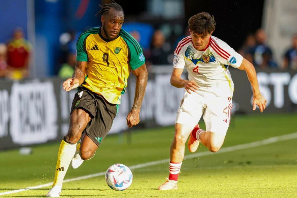 Michail Antonio, de Jamaica, ante Jon Mikel Aramburu (der.) de Venezuela en partido de la Copa América 2024.