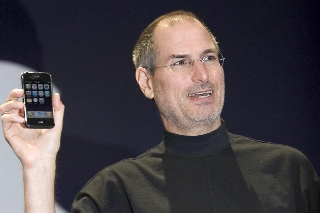 En junio de 2007, Apple, de la mano de Steve Jobs, revolucionó la tecnología móvil con el lanzamiento del primer iPhone. Foto: Pinterest.