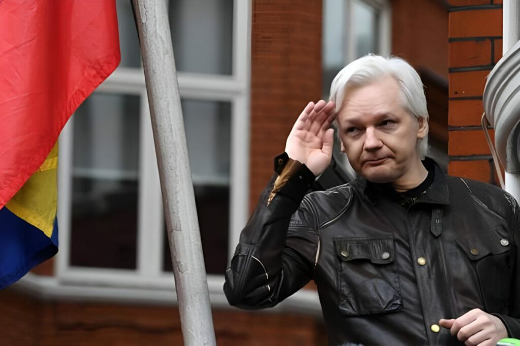 El portal WikiLeaks confirmó que su fundador, Julian Assange, salió de prisión