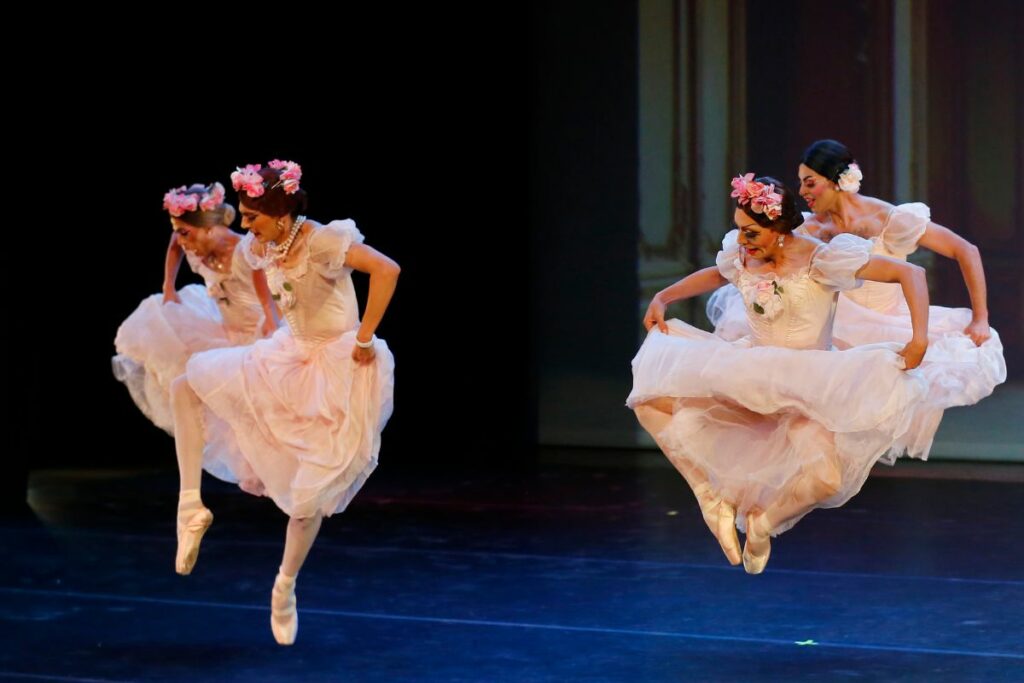 Bailarines mexicanos y estadounidenses desafían los estereotipos de género con el espectáculo de ballet comedia 'Men in pink Tights'. Foto: EFE