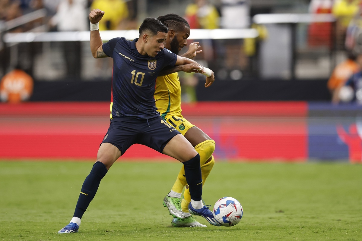 Kendry Páez de la Selección de Ecuador pelea un balón con rival de Jamaica antes de jugar ante México en la Copa América.