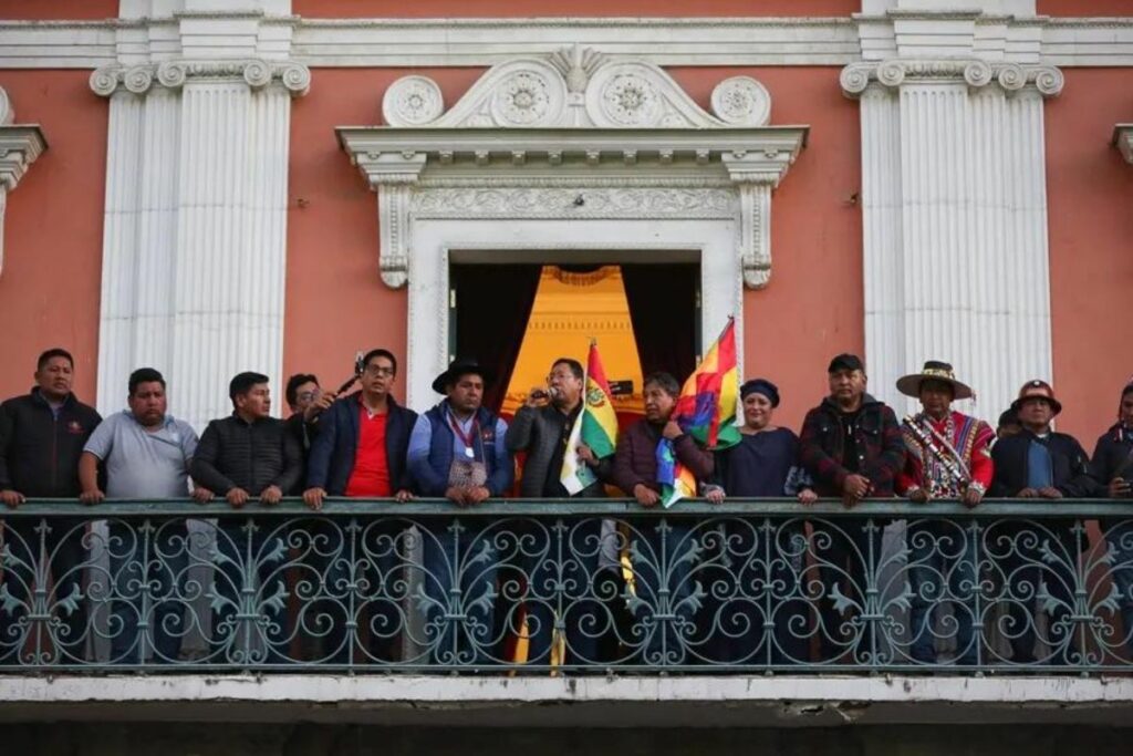 El presidente de Bolivia Luis Arce (c) se dirige a la población arropado por su gabinete en la Plaza Murillo, en La Paz (Bolivia), tras controlar un intento de golpe de Estado.
