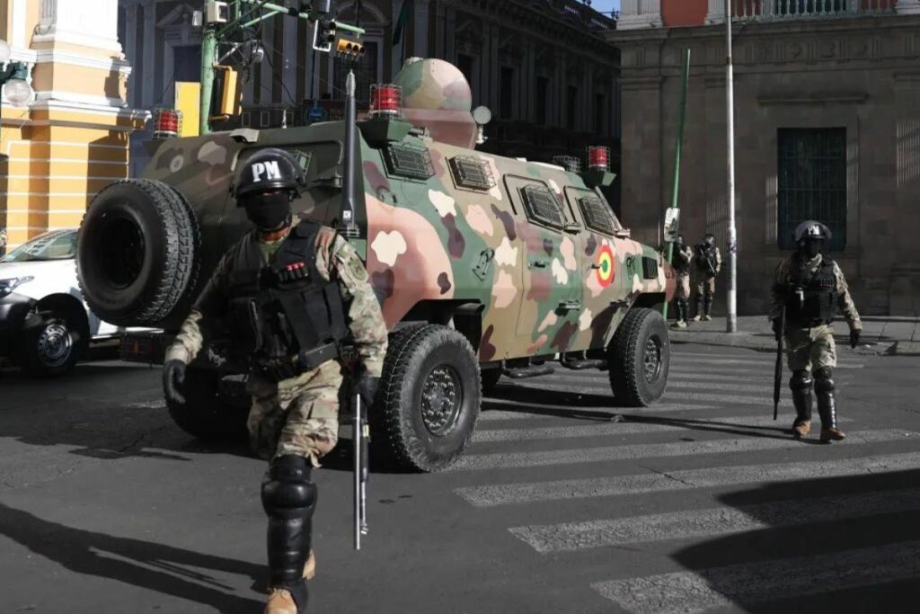Militares intentan entrar a la sede del Gobierno de Bolivia en La Paz (Bolivia).