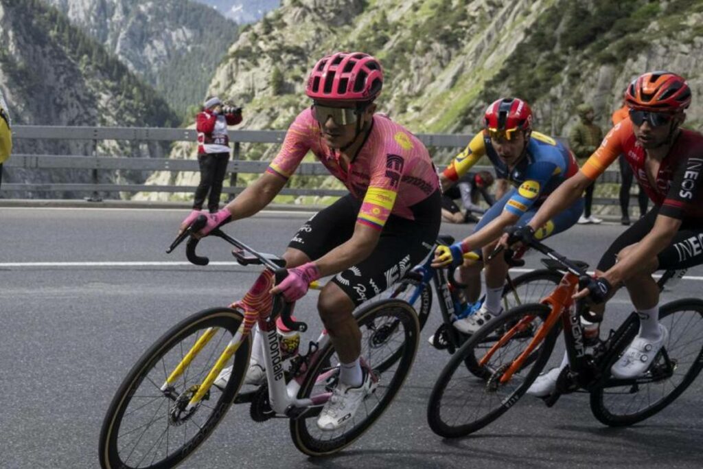 Richard Carapaz se retira del Tour de Suiza para priorizar su recuperación tras una caída en la etapa 4.
