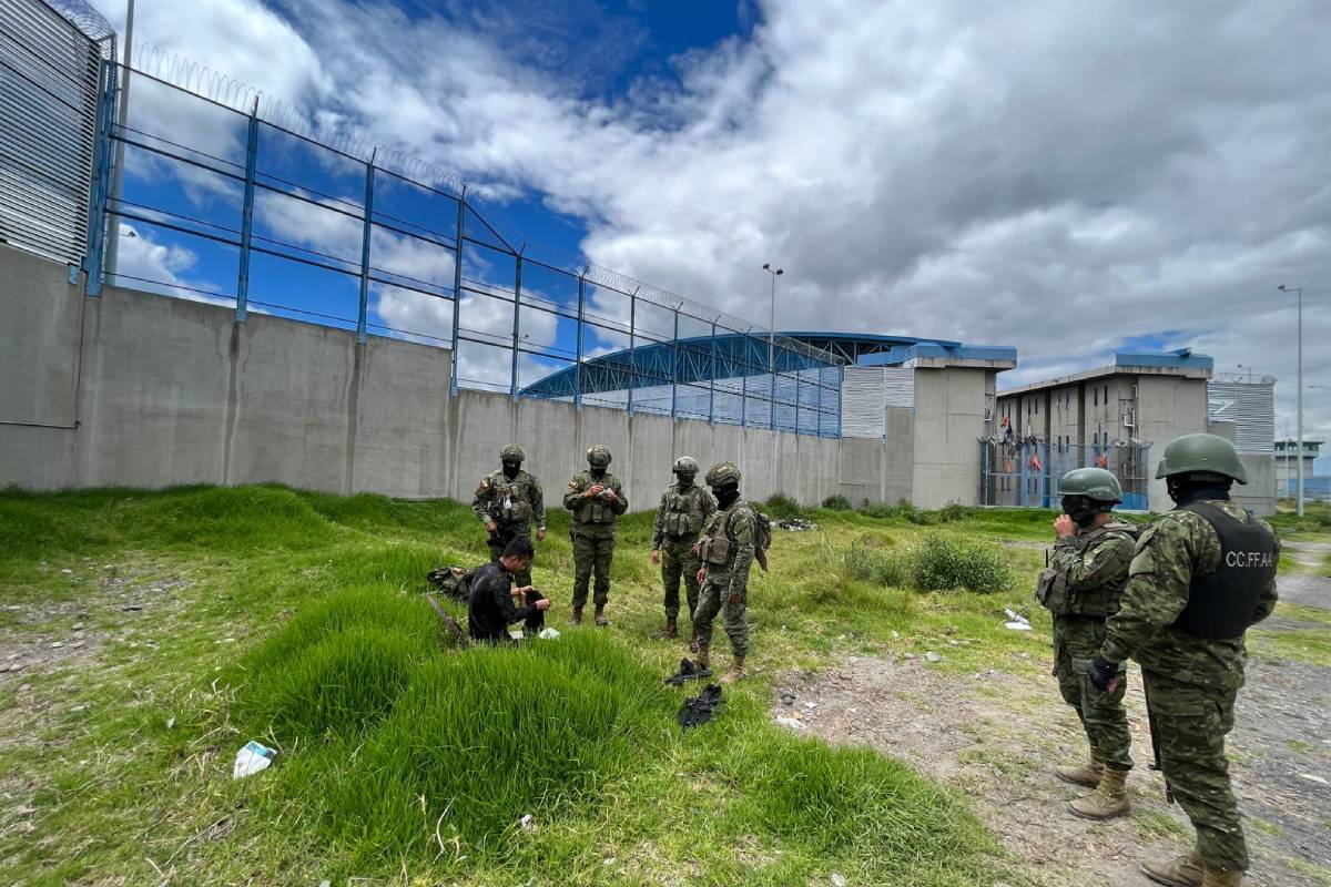 Se presume que estos túneles eran utilizados para el ingreso de armas de fuego a la cárcel de Cotopaxi. Foto: Fuerzas Armadas