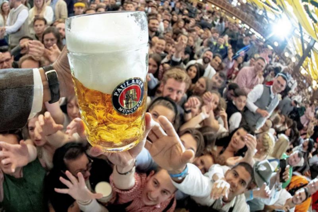 Personas celebran en el Oktoberfest de Múnich, Alemania.