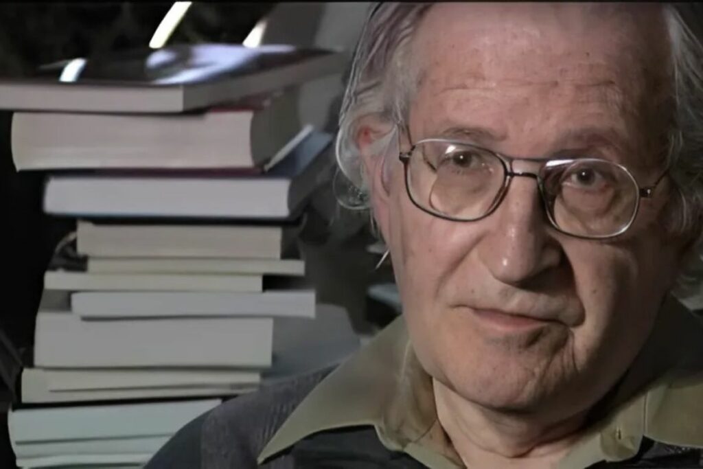 Chomsky, pionero en la lingüística moderna y crítico del imperialismo estadounidense. Foto: IMDb.