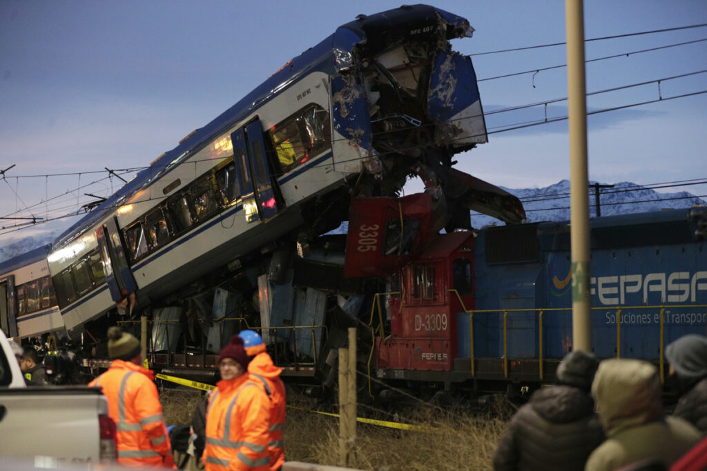 Personas observan los dos trenes involucrados en un accidente en la madrugada de este jueves 20 de junio de 2024, en la comuna de San Bernardo, en el sur de Santiago (Chile).
