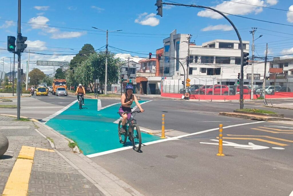 Los trabajos de mantenimiento en las ciclovías de Quito incluyen la instalación de semáforos para ciclistas.