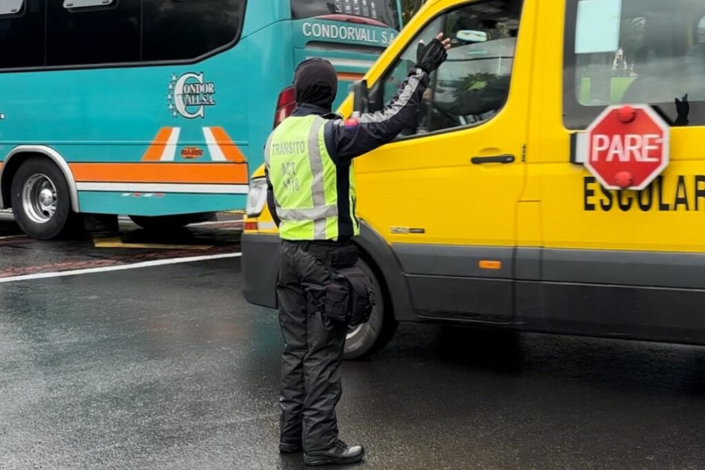Los agentes de tránsito gestionan el flujo vehicular ante los cierres viales en Quito.
