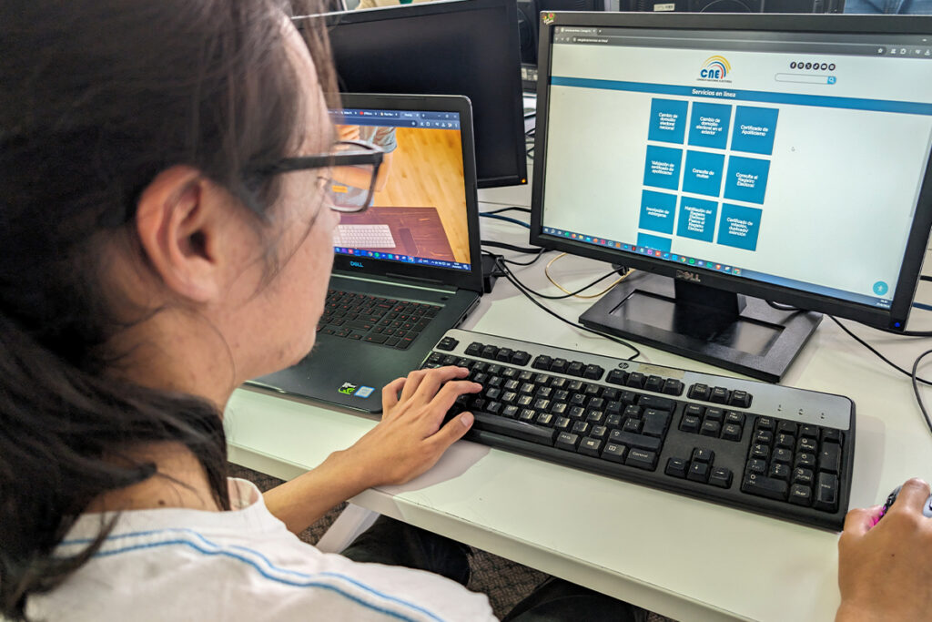 Un ciudadano utiliza la plataforma en línea del CNE para presentar un reclamo sobre el cambio de registro electoral.