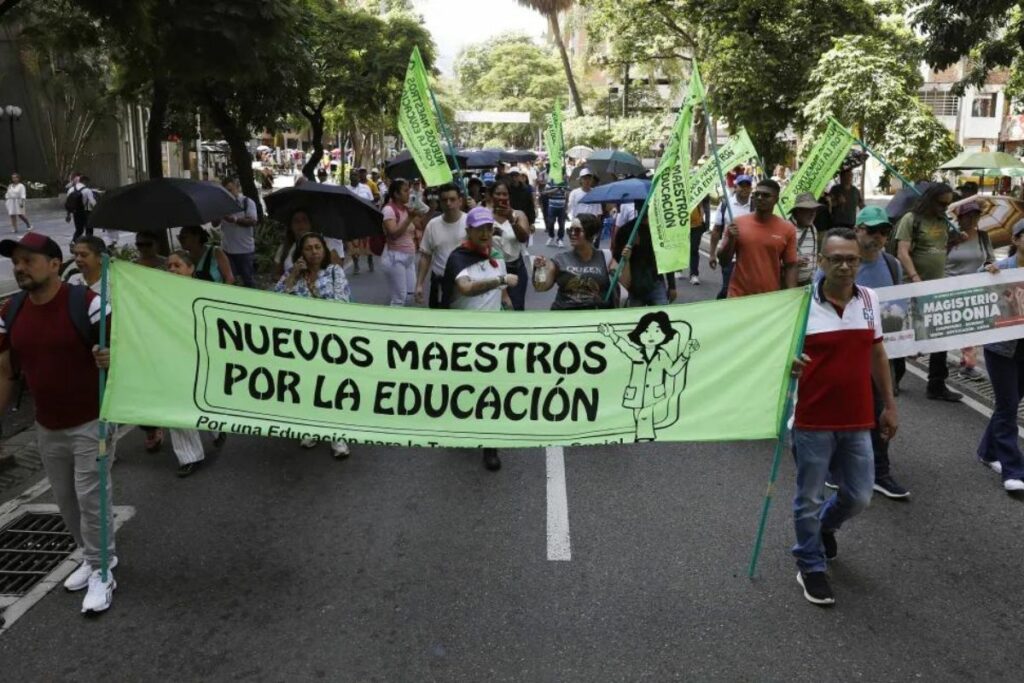Maestros marchan en contra del proyecto de Ley Estatutaria de la Educación en Medellín (Colombia).