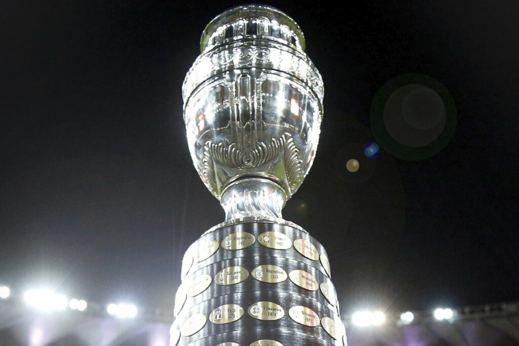 Trofeo de la Copa América que se le entrega al campeón.
