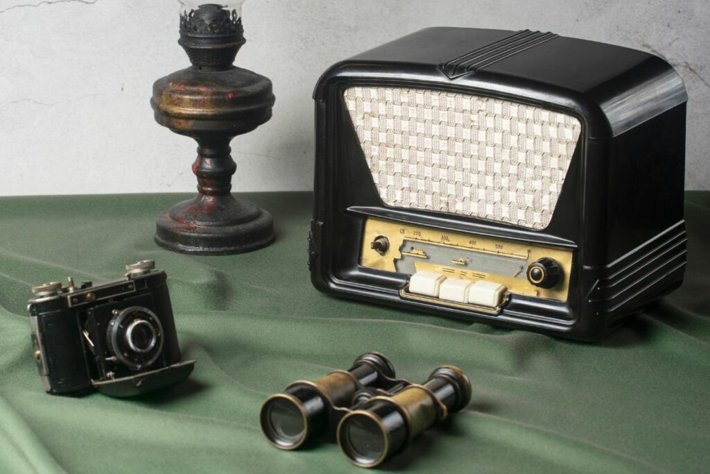 La historia de la radio en Ecuador tiene como precursor al radiotécnico Juan Behr. Foto: Freepik.