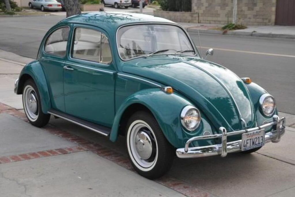 El Volkswagen Escarabajo fue diseñado por Ferdinand Porsche para ser económico. Foto: Pinterest.