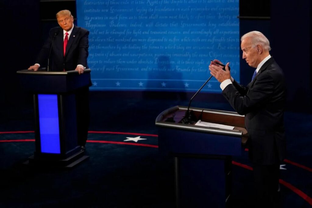 Fotografía de archivo de 2020 que muestra al entonces presidente de EE.UU., Donald Trump (d) y a su rival demócrata, Joe Biden, durante un debate.
