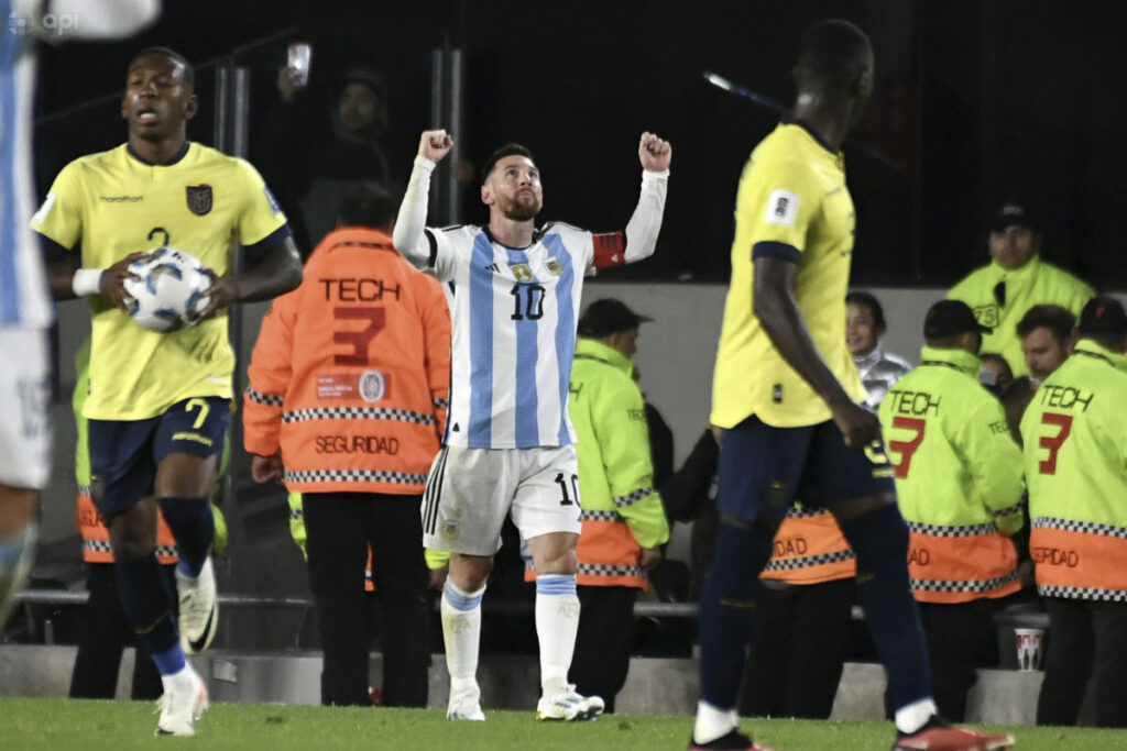Lionel Messi celebra el gol que le marcó a Ecuador en las eliminatorias al Mundial 2026.