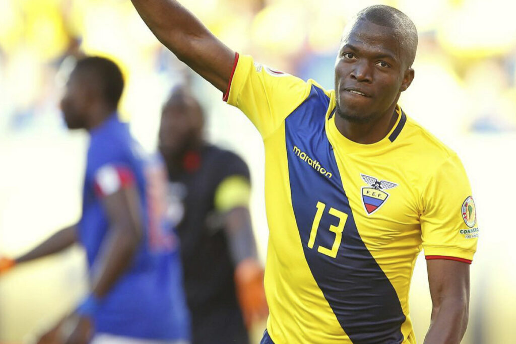 Enner Valencia celebra un gol marcado con la Selección de Ecuador a Haití en 2016.