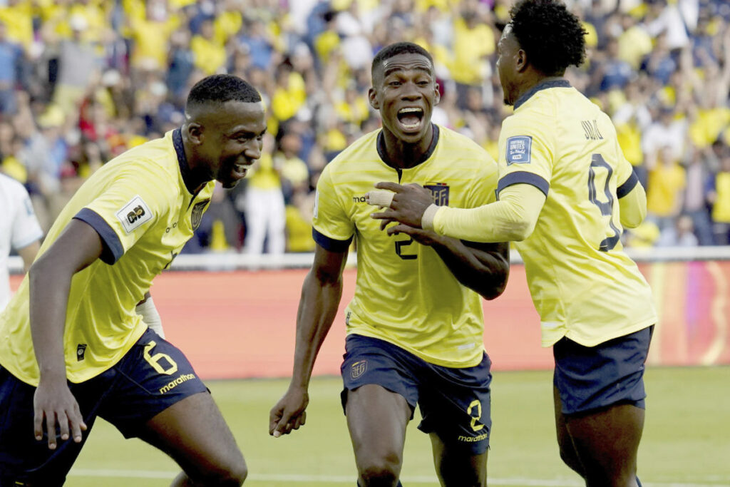 Félix Torres (c) celebra un gol marcado con Ecuador en las eliminatorias al Mundial 2026.