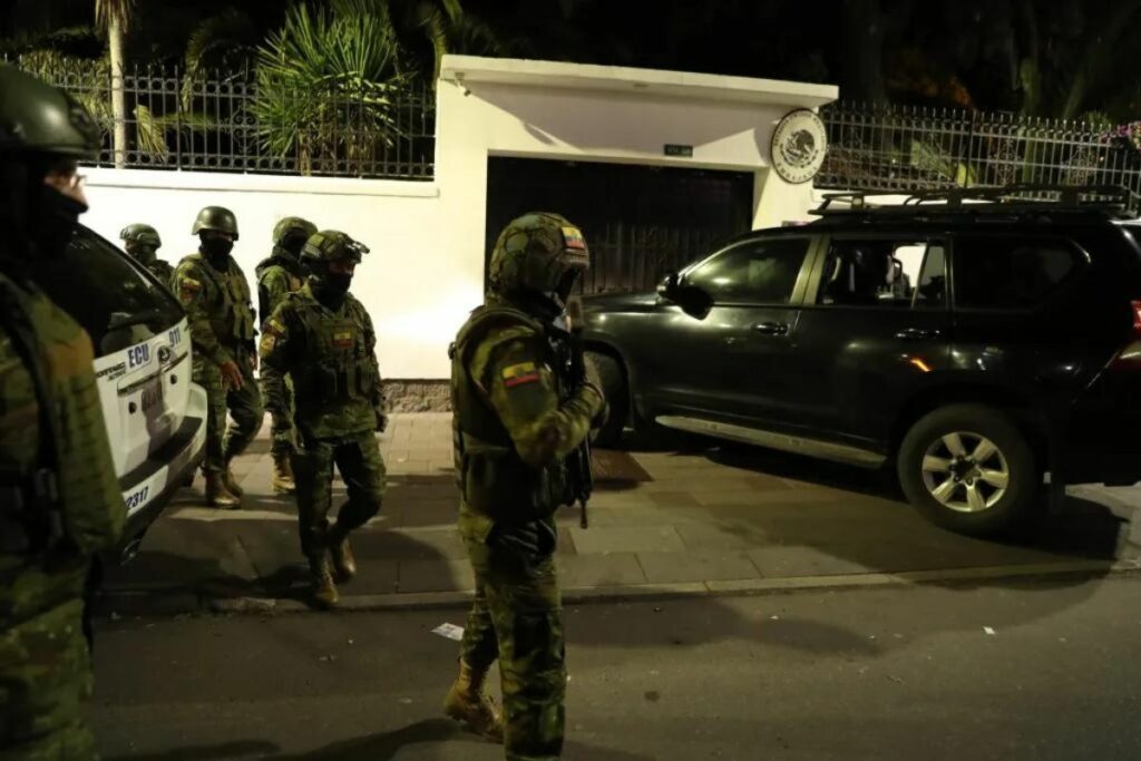 Integrantes de un cuerpo élite de la Policía ecuatoriana irrumpieron en la Embajada de México para detener al exvicepresidente Jorge Glas.