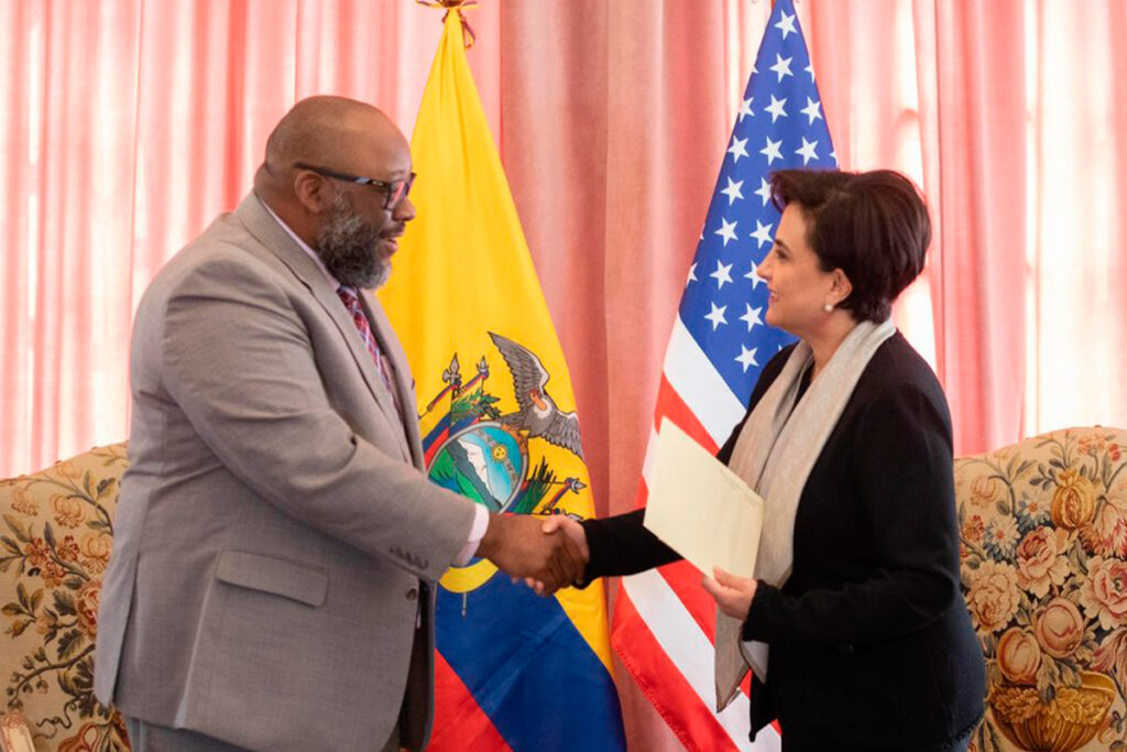 El embajador de EE.UU., Arthur W. Brown, presenta sus cartas credenciales a la Canciller Gabriela Sommerfeld en Quito.