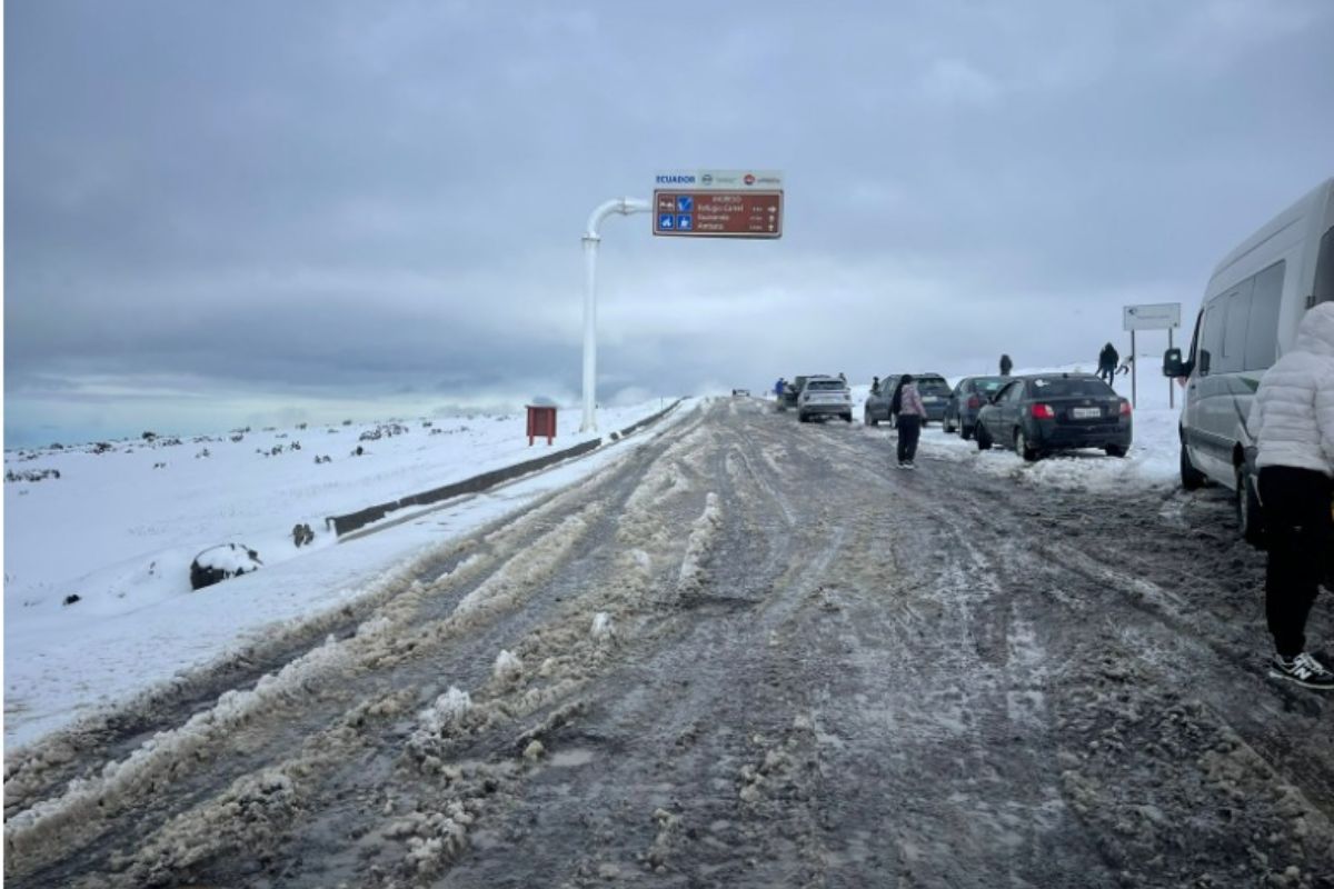 Nieve en la vía complicó la movilidad en Chimborazo.