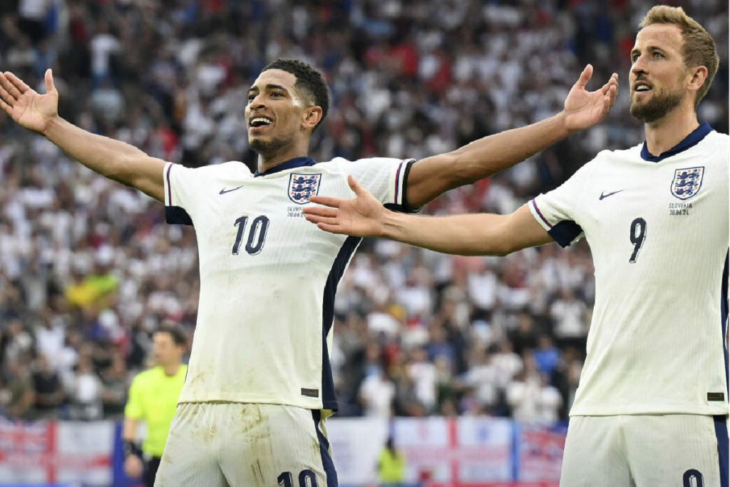 Jude Bellingham (i) y Harry Kane celebran uno de los goles de Inglaterra en la Eurocopa 2024.