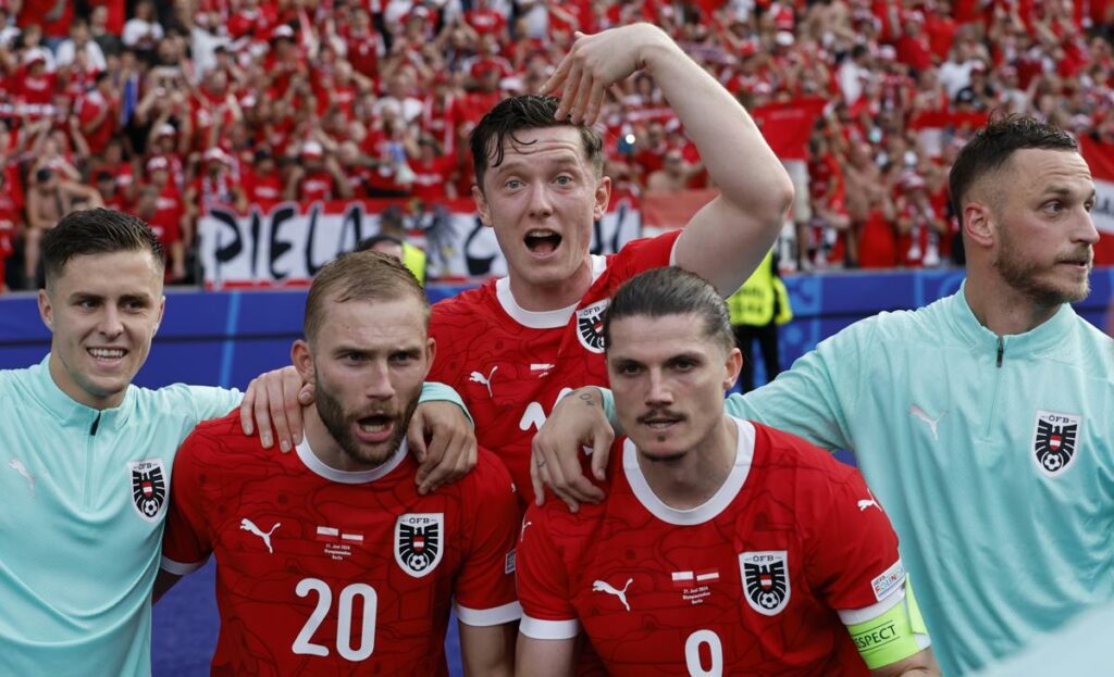 Jugadores de la Selección de Austria celebran su triunfo ante Polonia.