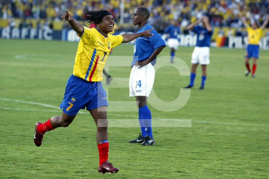 Franklin Salas en un partido de la Selección de Ecuador ante Brasil en su etapa de futbolista.