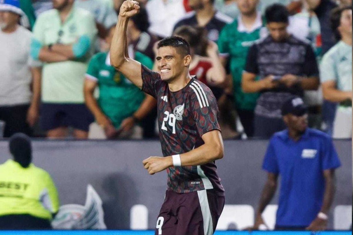 Guillermo Martínez celebra un gol con la Selección de México ante Brasil.