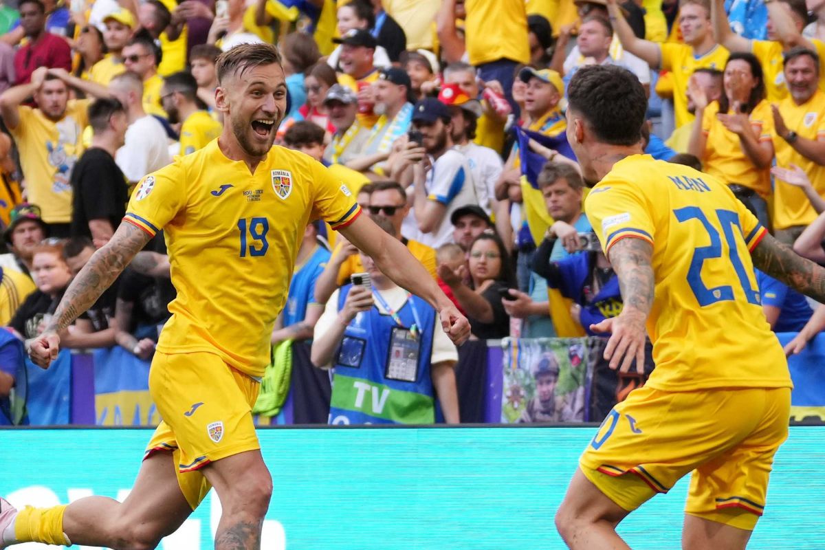 Futbolistas de Rumania celebran su segundo triunfo en la historia de la Eurocopa.