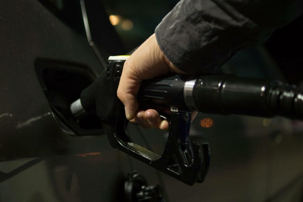 El gobierno de Daniel Noboa informó sobre los acuerdos alcanzados con los transportistas sobre las compensaciones por incremento del precio de las gasolinas extra y ecopaís. Foto: Cortesía
