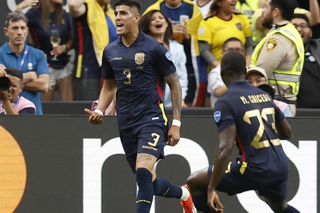 Piero Hincapié festeja el primer gol de Ecuador ante Jamaica en la Copa América 2024.