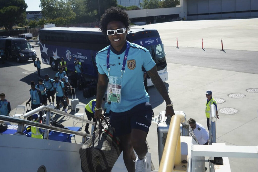 Angelo Preciado sube a uno de los aviones que transporta a la Selección de Ecuador en la Copa América 2024.
