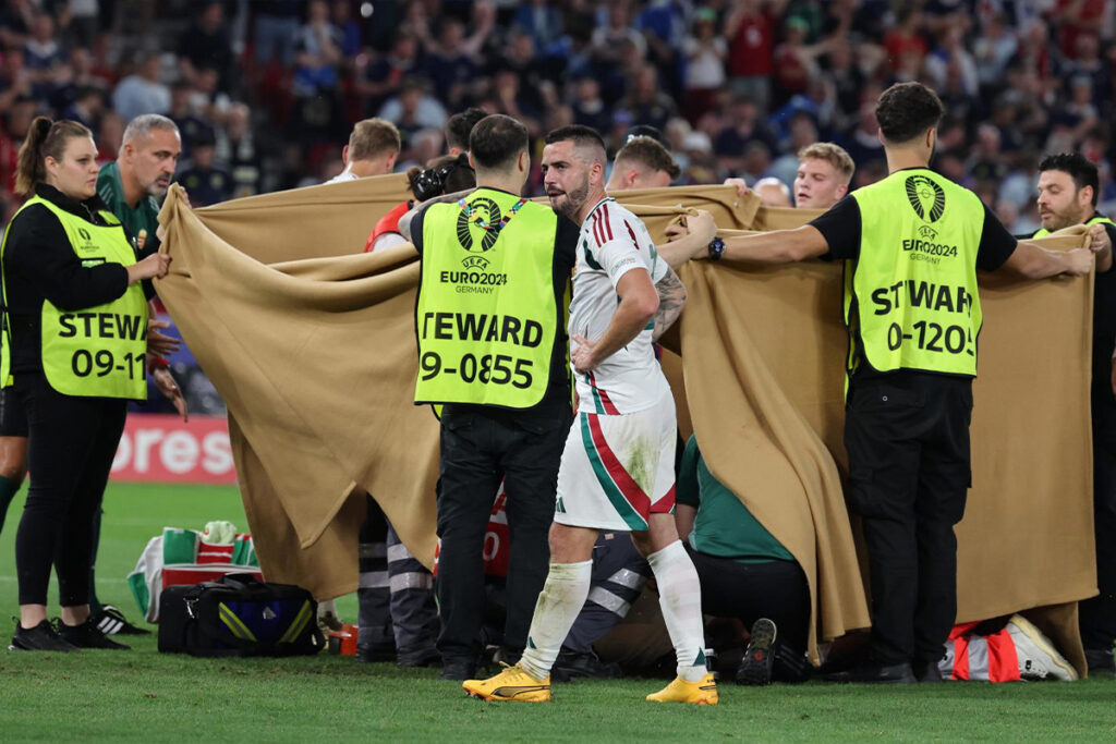 El equipo médico de la Selección de Hungría entendía a Barnabás Varga en el partido de la Eurocopa frente a Escocia.