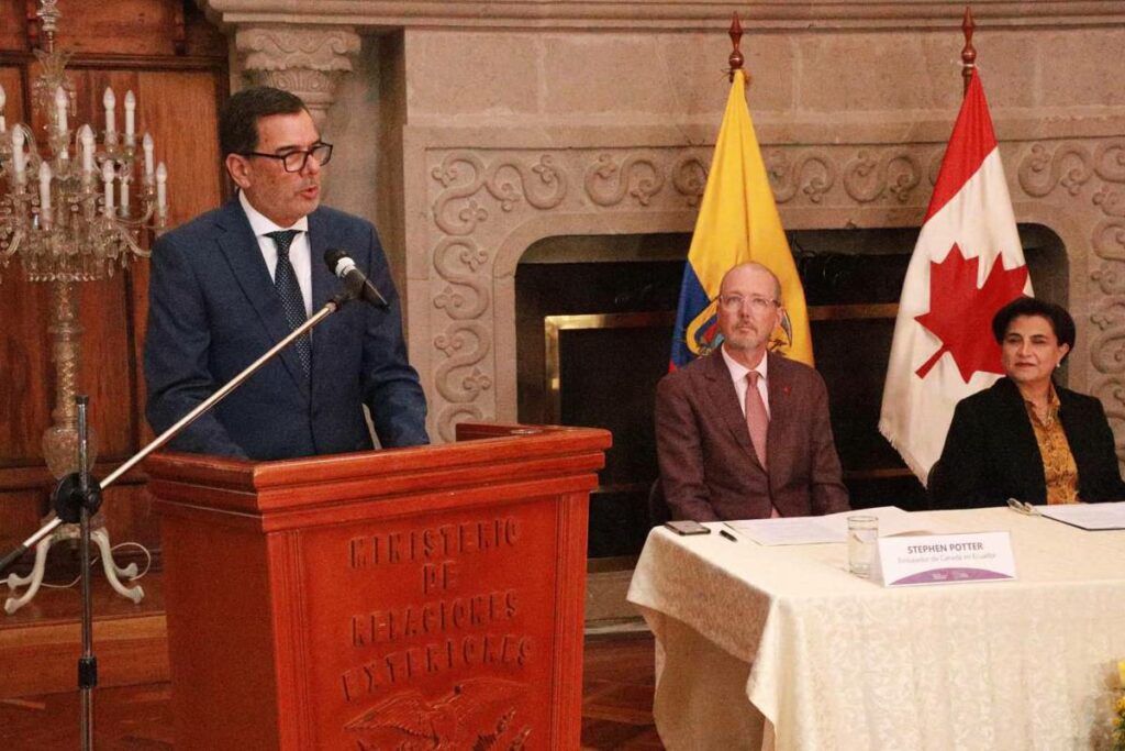 Eduardo Peña, presidente del IESS, participó de la firma del acuerdo de seguridad social entre Ecuador y Canadá. Foto: Cortesía IESS