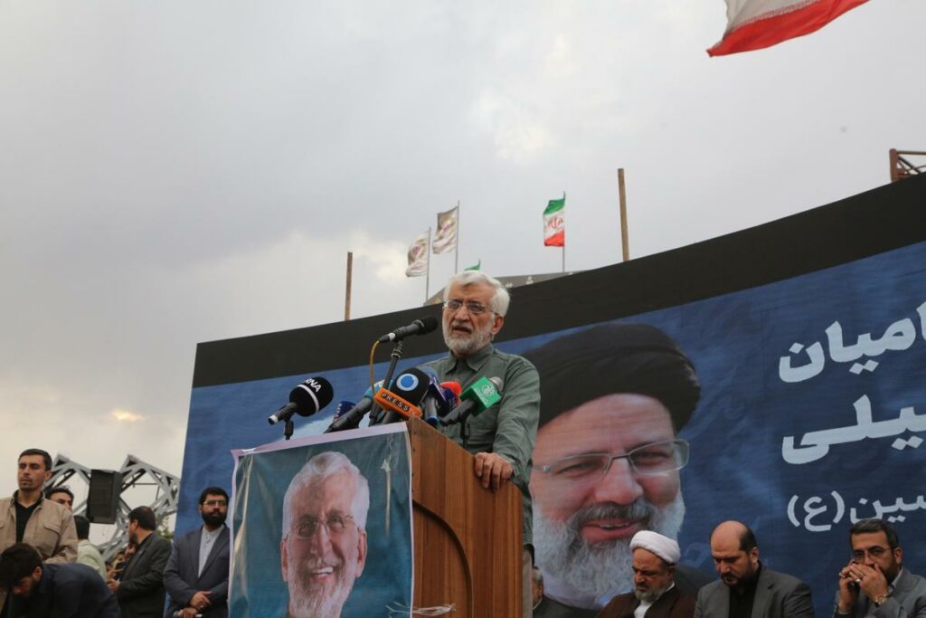 El candidato presidencial iraní de línea dura, Saeed Jalili, habla con la multitud durante una campaña electoral en Teherán, Irán, el 24 de junio de 2024.