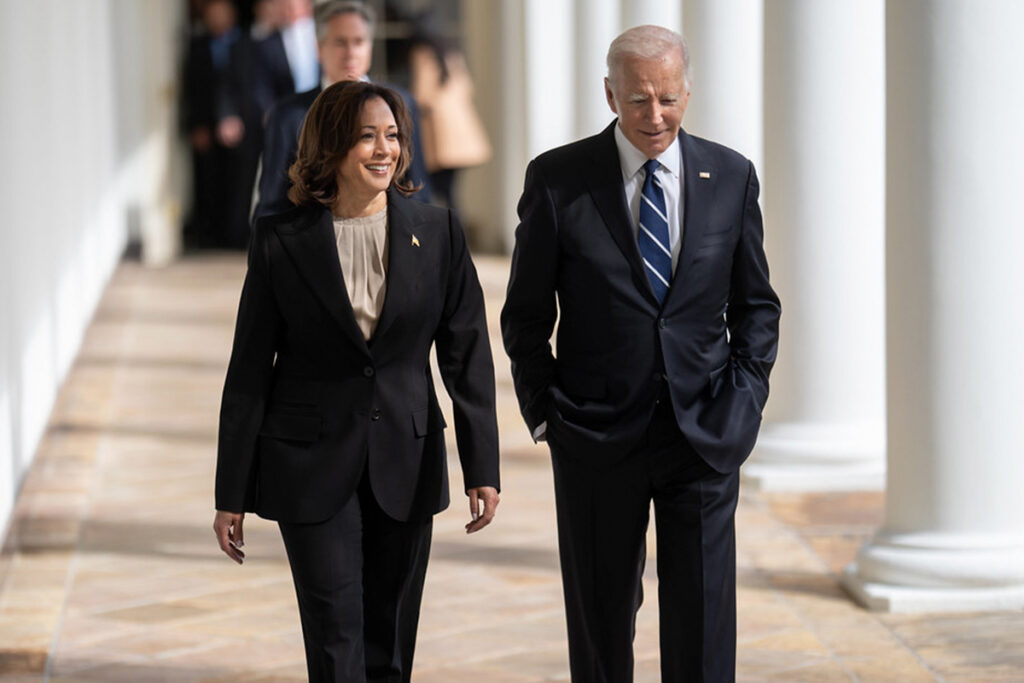 El presidente Joe Biden y la vicepresidenta Kamala Harris caminan por la columnata oeste de la Casa Blanca.